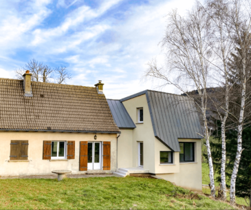 La Maison située au Chambon près de Cheylade, chambres d'hôtes authentiques avec vue sur les paysages du Cantal