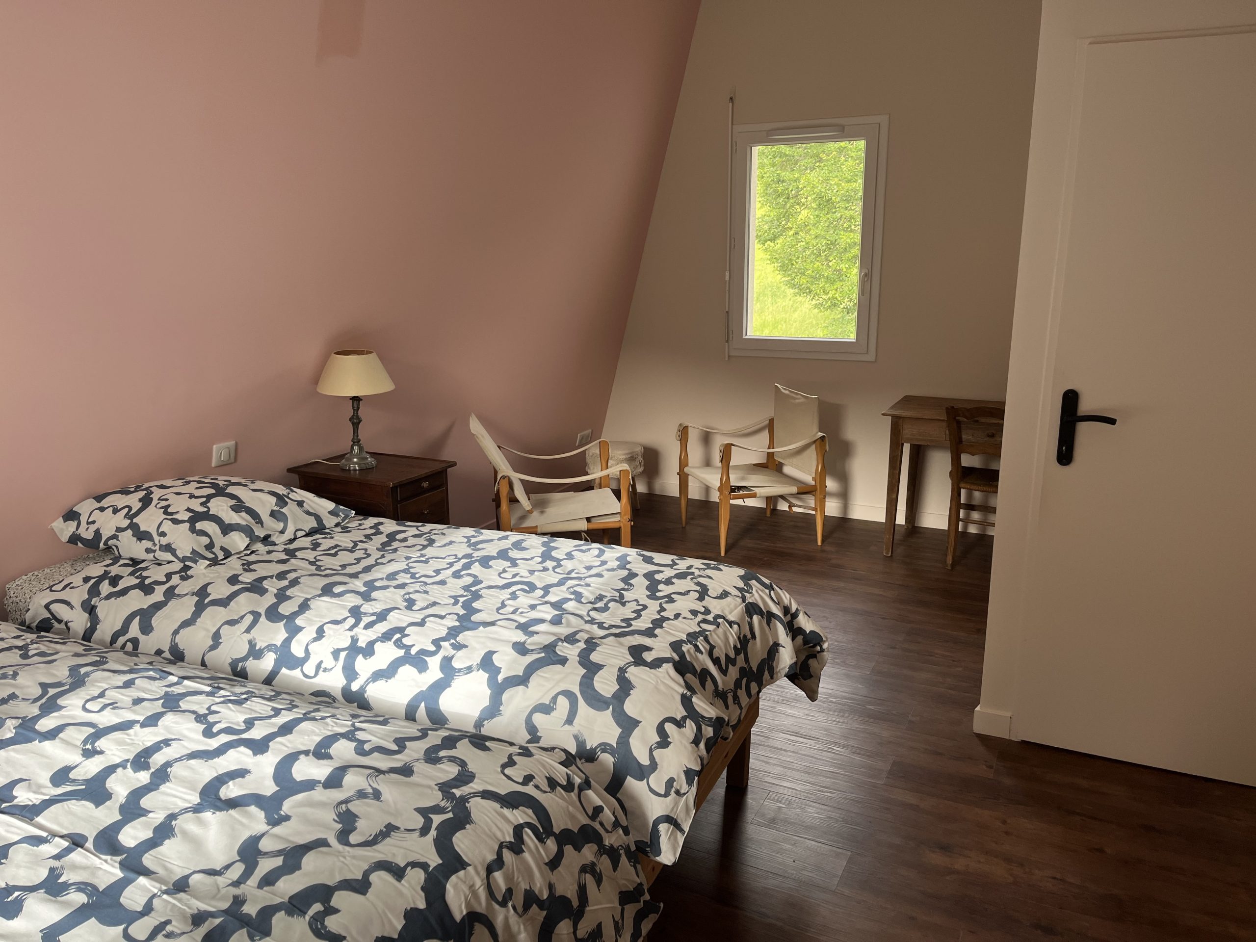 Chambre Soleil Levant avec une décoration lumineuse